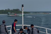 Unsur Bakamla RI KN. Tanjung Datu-301 berhasil mengevakuasi kapal ikan KM Damasha 7 kandas di Pesisir Pulau Tunda