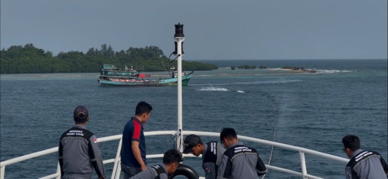 Unsur Bakamla RI KN. Tanjung Datu-301 berhasil mengevakuasi kapal ikan KM Damasha 7 kandas di Pesisir Pulau Tunda