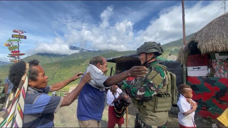 Satgas Pamtas RI-PNG Yonif 112/DJ membagikan pakaian kepada warga di kampung Jigobak, Kec. Tinggi nambut. Kab, Puncak Jaya