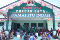 Angggota Persit KCK cabang XLI Kodim 1714/Puncak Jaya melaksanakan kegiatan memasak untuk peduli anak-anak yang melaksanakan pengusian