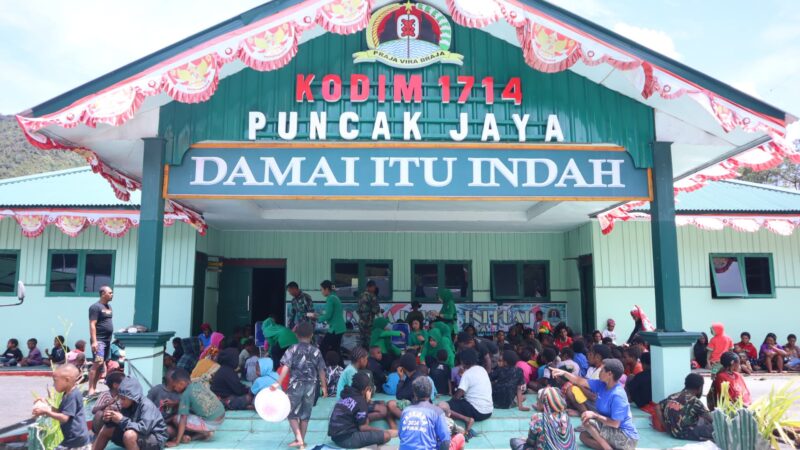 Angggota Persit KCK cabang XLI Kodim 1714/Puncak Jaya melaksanakan kegiatan memasak untuk peduli anak-anak yang melaksanakan pengusian