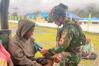 Satgas Pamtas Kewilahyaan Yonif 715/Motuliato Pos Tirineri yang sedang melaksanakan penugasan di wilayah tersebut menggelar kegiatan pemberian kesehatan
