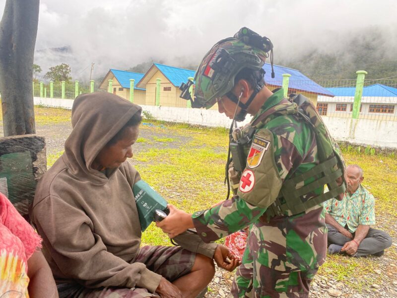 Satgas Pamtas Kewilahyaan Yonif 715/Motuliato Pos Tirineri yang sedang melaksanakan penugasan di wilayah tersebut menggelar kegiatan pemberian kesehatan