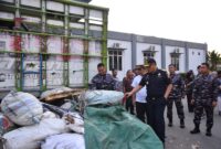 Tim F1QR Lantamal XII bekerja sama dengan Satgas Bais TNI berhasil mengamankan 46 ton bawang bombai ilegal senilai Rp 1,4 miliar