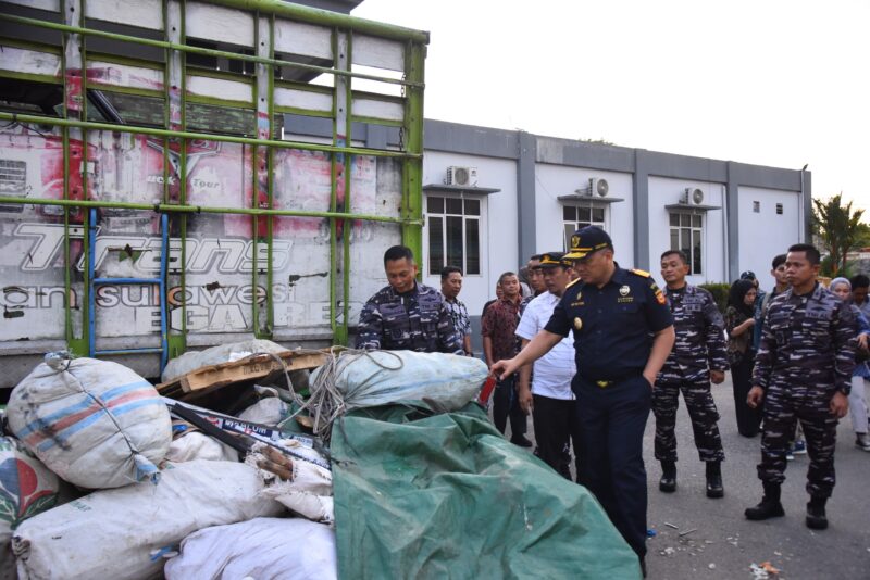 Tim F1QR Lantamal XII bekerja sama dengan Satgas Bais TNI berhasil mengamankan 46 ton bawang bombai ilegal senilai Rp 1,4 miliar