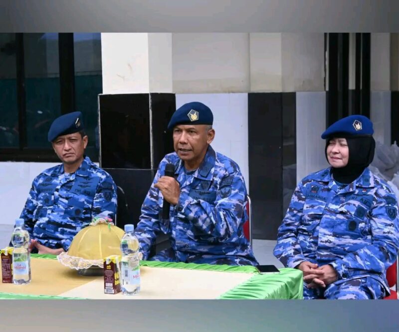 Lanud Sultan Hasanuddin memberikan bantuan ratusan paket Sembako kepada warga masyarakat, khususnya yang berada di Kelurahan Bulukunyi