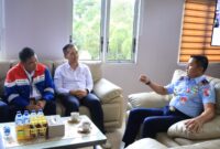 Komandan Lanud (Danlanud) Sultan Hasanuddin Marsma TNI Arifaini Nur Dwiyato, M.Han., didampingi Kasi BMP Dislog Lanud Sultan Hasanuddin