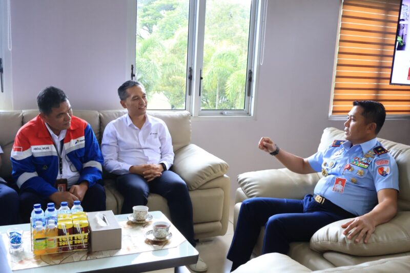 Komandan Lanud (Danlanud) Sultan Hasanuddin Marsma TNI Arifaini Nur Dwiyato, M.Han., didampingi Kasi BMP Dislog Lanud Sultan Hasanuddin