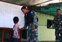 Serka David Simanjuntak selaku Batiter Kodim 1714/Puncak Jaya bersama rekan-rekan Babinsanya memberikan materi metode Calistung