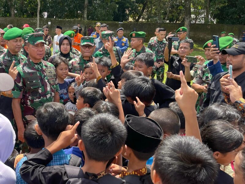 Panglima TNI Jenderal TNI Agus Subiyanto didampingi Anggota Komisi I DPR RI Desy Ratnasari, menyerahkan bantuan kendaraan dan materiil