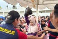 Bakamla RI melalui unsur KN Tanjung Datu-301 menggelar kegiatan olahraga bersama, pemeriksaan kesehatan gratis, dan bakti sosial