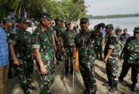 Panglima TNI Jenderal TNI Agus Subiyanto didampingi Menteri Lingkungan Hidup/Kepala Badan Pengendalian Lingkungan Hidup