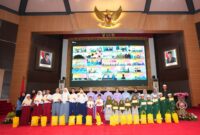 Ketua Umum Dharma Pertiwi Ny. Evi Agus Subiyanto, memimpin langsung kegiatan bakti sosial yang digelar serentak di seluruh Indonesia