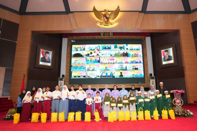 Ketua Umum Dharma Pertiwi Ny. Evi Agus Subiyanto, memimpin langsung kegiatan bakti sosial yang digelar serentak di seluruh Indonesia