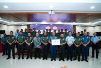 Kepala Badan Pembinaan Hukum (Babinkum) TNI Laksda TNI Kresno Buntoro, S.H., LL.M., Ph.D., memimpin acara penandatanganan maklumat