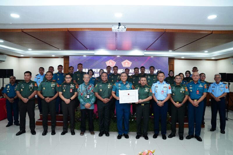 Kepala Badan Pembinaan Hukum (Babinkum) TNI Laksda TNI Kresno Buntoro, S.H., LL.M., Ph.D., memimpin acara penandatanganan maklumat