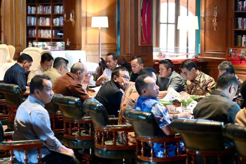 Rapat terbatas (Ratas) bersama sejumlah jajaran menteri Kabinet Merah Putih yang dipimpin langsung oleh Presiden RI Prabowo Subianto