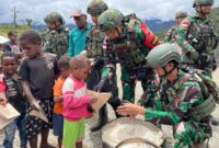 Satgas Yonif 715/Mtl Pos Tirineri mengajak makan bersama sembari mendengar keluh kesah yang ada di masyarakat kampung Tirineri
