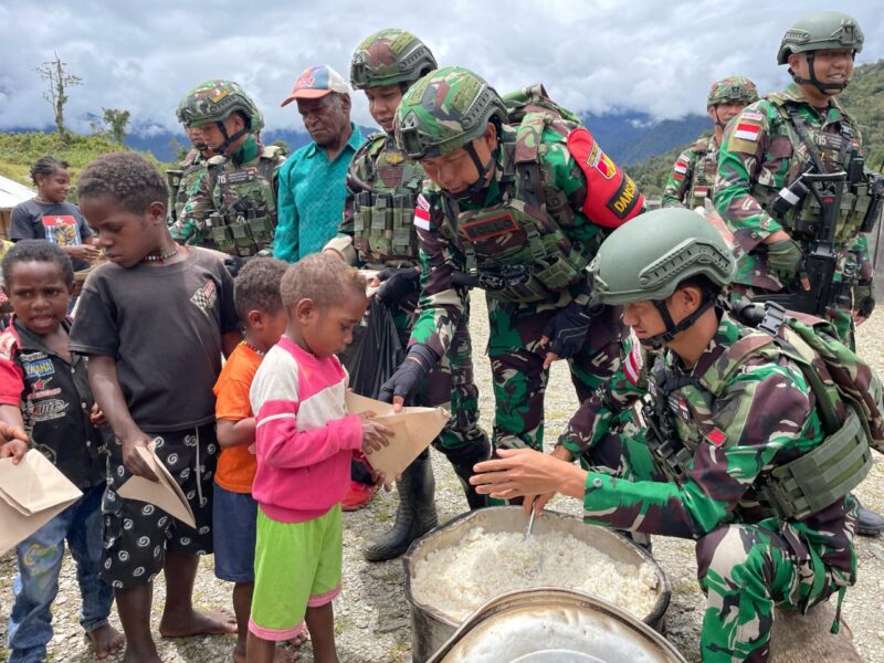 Satgas Yonif 715/Mtl Pos Tirineri mengajak makan bersama sembari mendengar keluh kesah yang ada di masyarakat kampung Tirineri