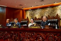 Panglima TNI Jenderal TNI Agus Subiyanto bersama Menteri Pertahanan RI Sjafrie Sjamsoeddin menghadiri Rapat Paripurna DPR RI ke-15