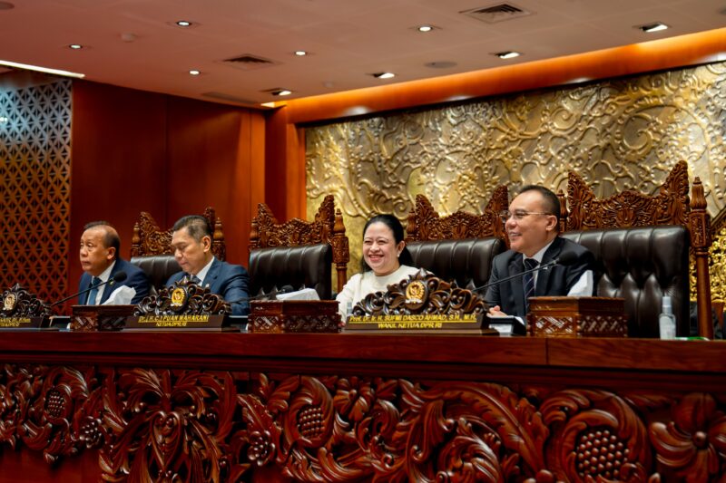 Panglima TNI Jenderal TNI Agus Subiyanto bersama Menteri Pertahanan RI Sjafrie Sjamsoeddin menghadiri Rapat Paripurna DPR RI ke-15