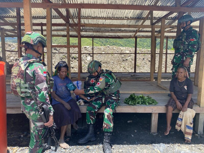 Satgas Yonif 715/Mtl semakin gencar melaksanakan pelayanan kesehatan gratis dengan cara Door to Door