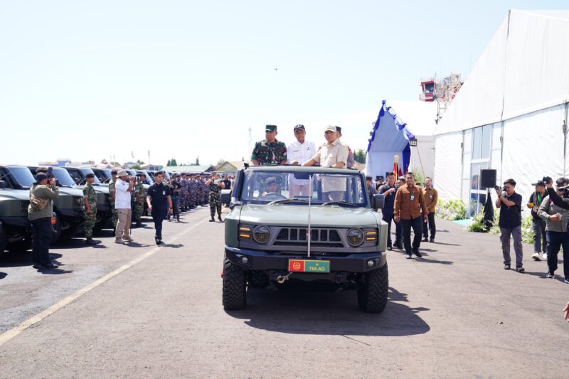 Panglima TNI Jenderal TNI Agus Subiyanto bersama Kapolri Jenderal Pol. Listyo Sigit Prabowo menerima penyerahan Kendaraan Khusus