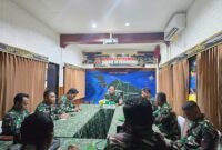 Dandim 1710/Mimika, Letkol Inf M. Slamet Wijaya, S.Sos., M.Han., M.A. melaksanakan rapat dengan jajaran Staf dan Koramil