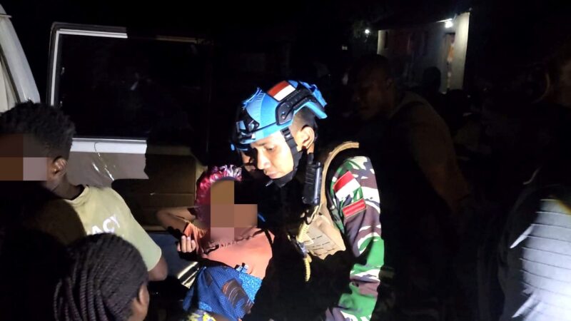 Satgas TNI Konga Indo Rapid Deployable Battalion (RDB) 39F MONUSCO mengevakuasi lima belas warga sipil yang mengalami luka-luka