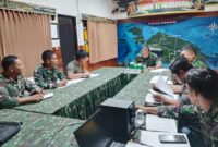 Dandim 1710/Mimika Letkol Inf M. Selamet Wijaya, S.Sos., M.Han., M.A. memimpin rapat kerja pencocokan Rencana Kertas Kerja Satker