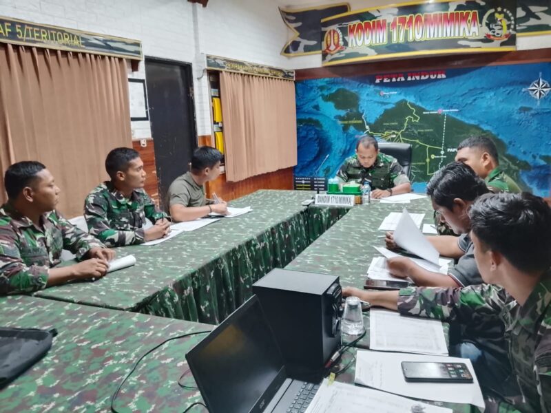 Dandim 1710/Mimika Letkol Inf M. Selamet Wijaya, S.Sos., M.Han., M.A. memimpin rapat kerja pencocokan Rencana Kertas Kerja Satker