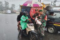 Koramil 1710-03/Kuala Kencana membagikan Takjil kepada masyarakat di sekitar perempatan Kuala Kencana, Distrik Kuala Kencana