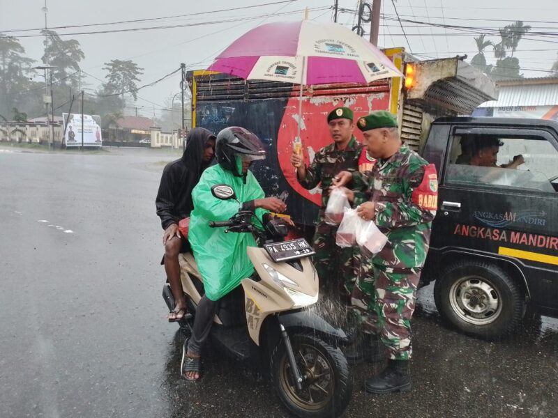 Koramil 1710-03/Kuala Kencana membagikan Takjil kepada masyarakat di sekitar perempatan Kuala Kencana, Distrik Kuala Kencana