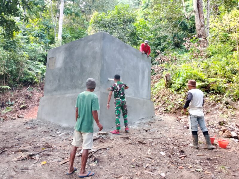 Pembuatan bak penampungan air yang menjadi salah satu program sasaran fisik TMMD ke-123 Kodim 1510/Sula