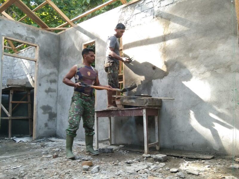 Proses pembangunan rumah tinggal layak huni (RTLH) melalui program TMMD Reguler ke-123 Kodim 1510/Sula terus dilakukan di rumah milik bapak Jamal Umaternate