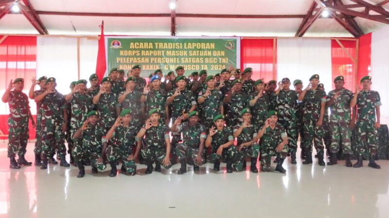 Komandan Kodim 1710/Mimika Letkol Inf M. Slamet Wijaya, S.Sos., M.Han., M.A. memimpin jalannya Acara Tradisi Korps Raport Masuk Satuan dan Pelepasan