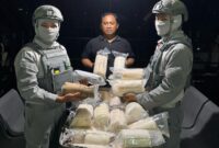 Badan Keamanan Laut Republik Indonesia (Bakamla RI) melalui unsur KN. Pulau Marore-322 berhasil mengamankan dua koper berisi 22 kantong baby lobster