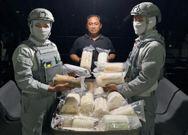 Badan Keamanan Laut Republik Indonesia (Bakamla RI) melalui unsur KN. Pulau Marore-322 berhasil mengamankan dua koper berisi 22 kantong baby lobster