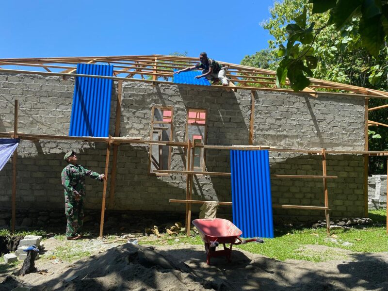 Pengerjaan sasaran fisik TMMD ke-123 Kodim 1510/Sula telah memasuki tahap pemasangan atap rumah tidak layak huni (RTLH)