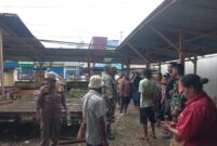 Babinsa Koramil 1710-02/Timika dipimpin Serka Aloesius Weyau bersama Bhabinkamtibmas dan Satpol PP melakukan operasi penertiban