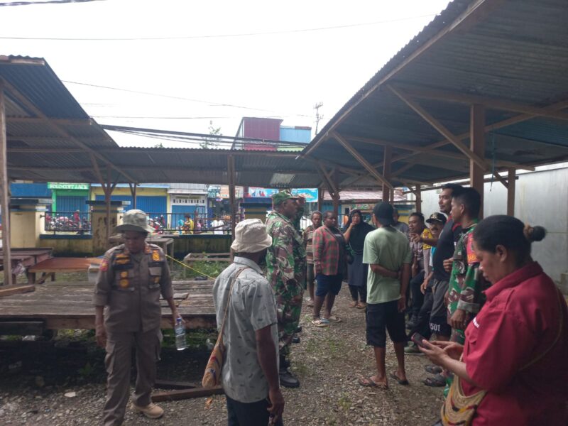 Babinsa Koramil 1710-02/Timika dipimpin Serka Aloesius Weyau bersama Bhabinkamtibmas dan Satpol PP melakukan operasi penertiban