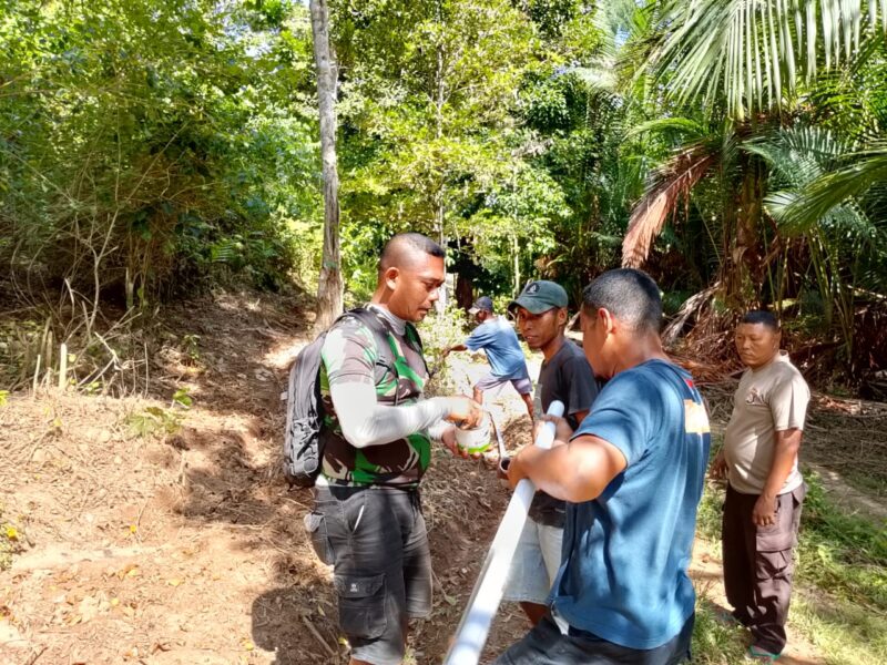TNI Manunggal Membangun Desa (TMMD) ke-123 Kodim 1510/Sula kebut penyelesaian pekerjaan fisik, seperti jalan rintisan dan manunggal air