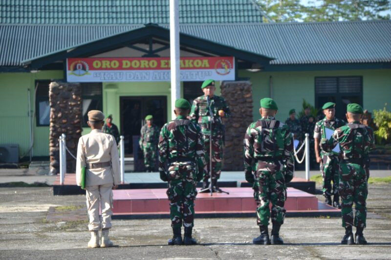Dandim 1710/Mimika Letkol Inf M. Slamet Wijaya, S.Sos., M. Han., M.A. memimpin langsung jalannya upacara bendera 17-an