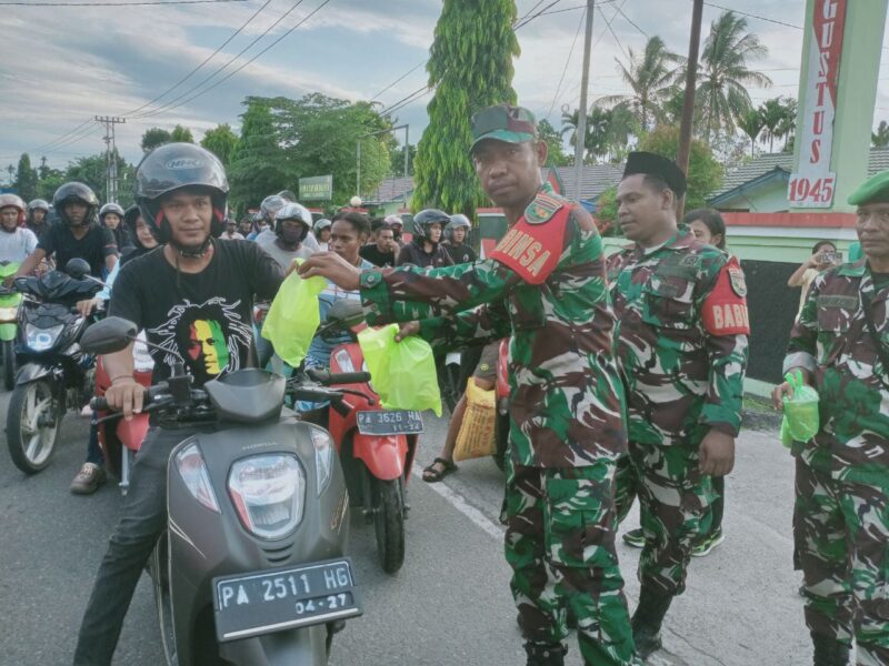 Kodim 1710/Mimika melalui Koramil jajaran secara bergantian terus menggelar pembagian takjil gratis atau makanan pembuka puasa