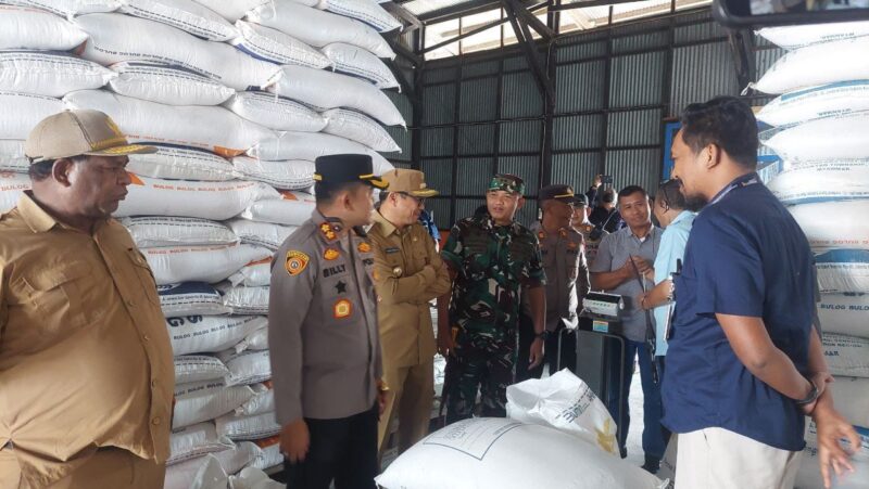 Dandim 1710/Mimika Letkol Inf M. Slamet Wijaya, S.Sos., M.Han., M.A. bersama Pj. Bupati Mimika Yonathan Demme Tangdilintin dan Kapolres Mimika