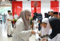 Dandim 1710/Mimika Letkol Inf M. Slamet Wijaya, S.Sos., M.Han., M.A. didampingi Ketua Persit Kartika Chandra Kirana Cabang XXXV Ny. Ulfa Slamet Wijaya