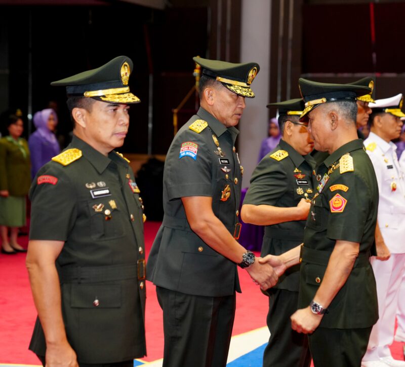 Kasum TNI Letjen TNI Richard Tampubolon mewakili Panglima TNI Jenderal TNI Agus Subiyanto, memimpin Serah Terima Jabatan