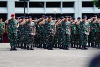 Panglima TNI Jenderal TNI Agus Subiyanto memimpin Apel Khusus dan menyerahkan 5.990 paket sembako kepada prajurit, PNS, PHL, dan Office Boy