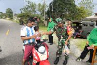 Koramil 1710-07/Mapurujaya dipimpin Danramil Lettu Inf Ahmad Saleh beserta Ibu Persit membagikan takjil buka puasa secara gratis