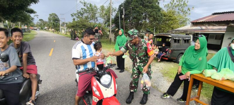Koramil 1710-07/Mapurujaya dipimpin Danramil Lettu Inf Ahmad Saleh beserta Ibu Persit membagikan takjil buka puasa secara gratis